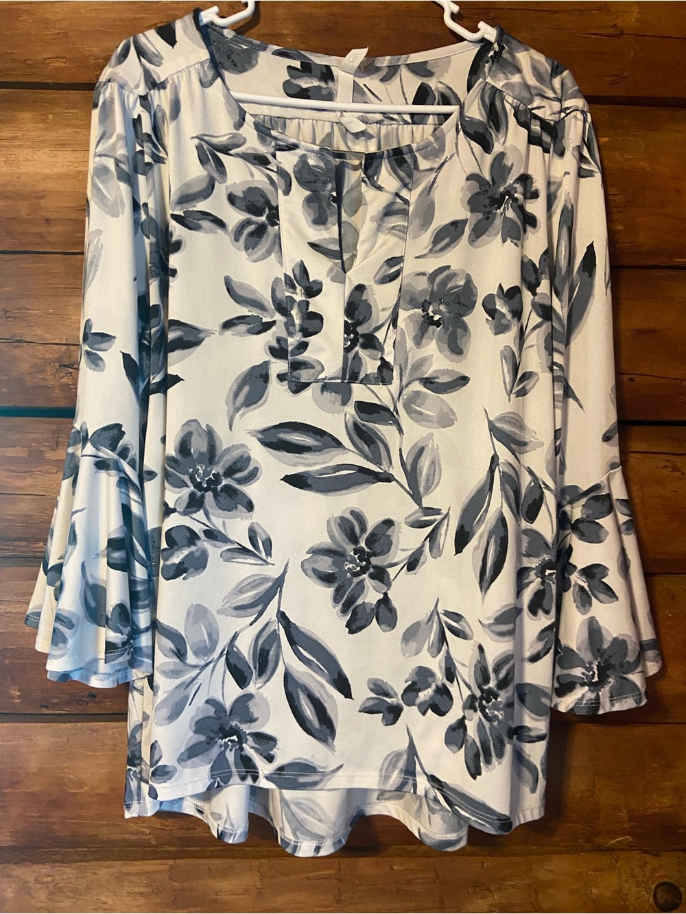 NY Collection size xl White Floral Bell-Sleeve Blouse